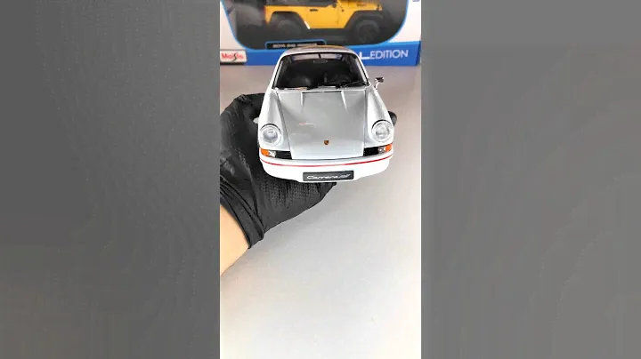 Porsche 911 Carrera RS (1973) 1:18 Welly Diecast Model disponibila pe www.sd-modelcar.ro